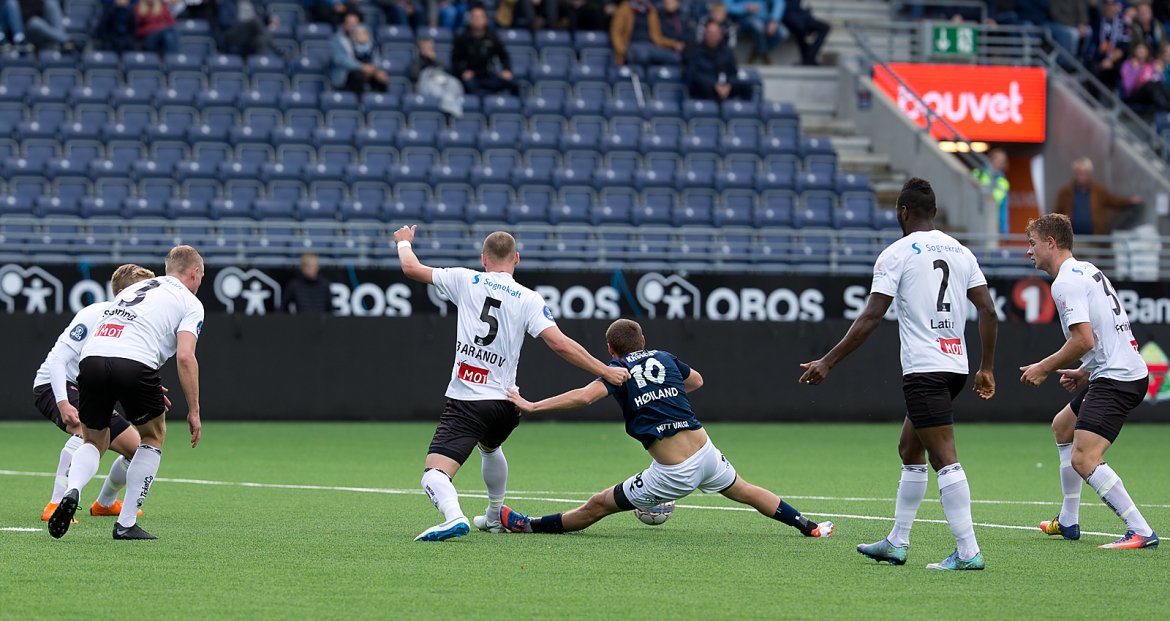 Viking - Sogndal. Tommy Høiland blir dratt ned og vil ha straffe av dommeren etterpå. Foto: Tore Fjermestad