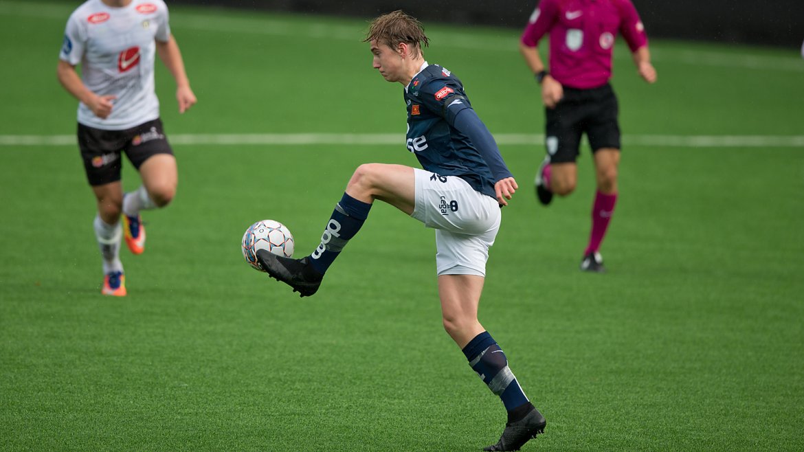 Viking - Sogndal. Kristian Thorstvedt demper ballen. Foto: Tore Fjermestad