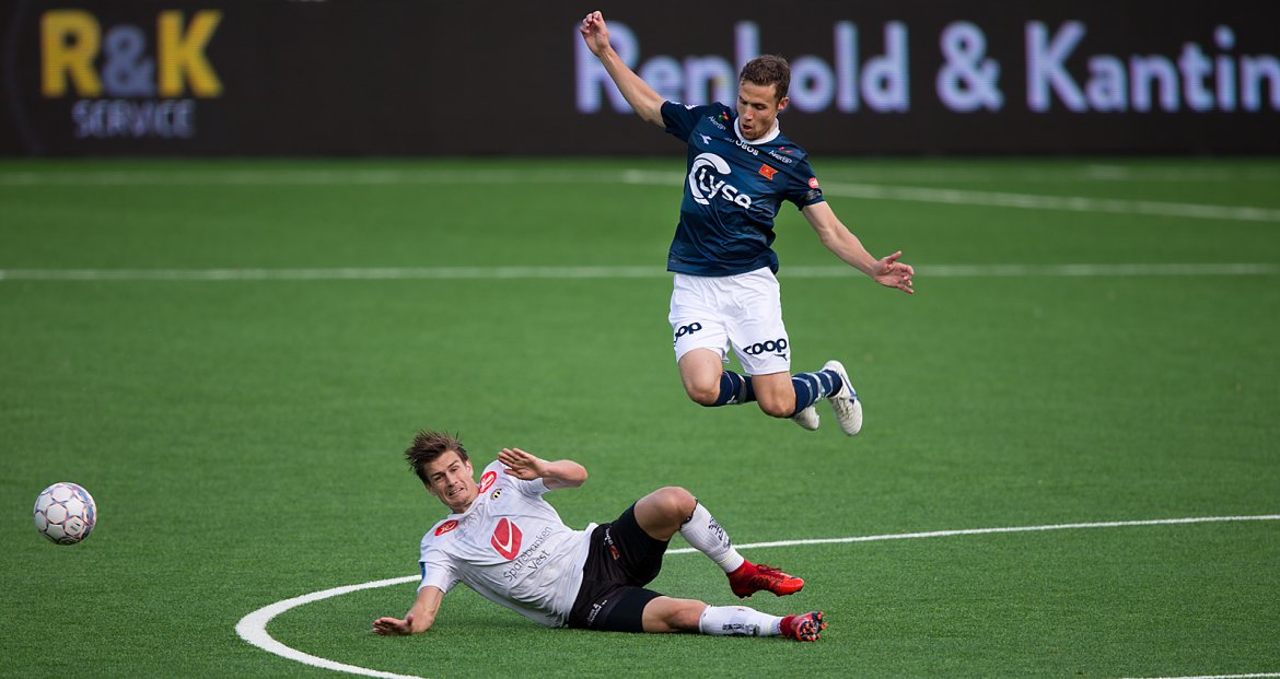 Viking - Sogndal. Fredrik Torsteinbø i fotballdans. Foto: Tore Fjermestad