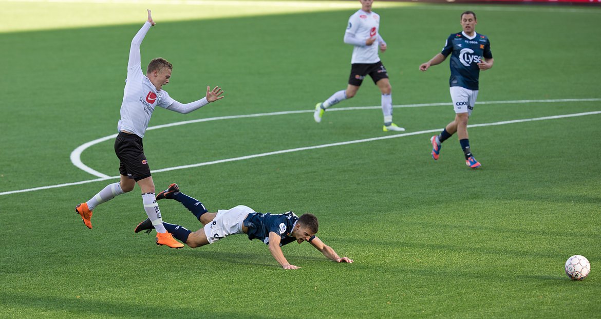 Viking - Sogndal. Ylldren Ibrahimaj blir felt men får ikke straffe. Foto: Tore Fjermestad