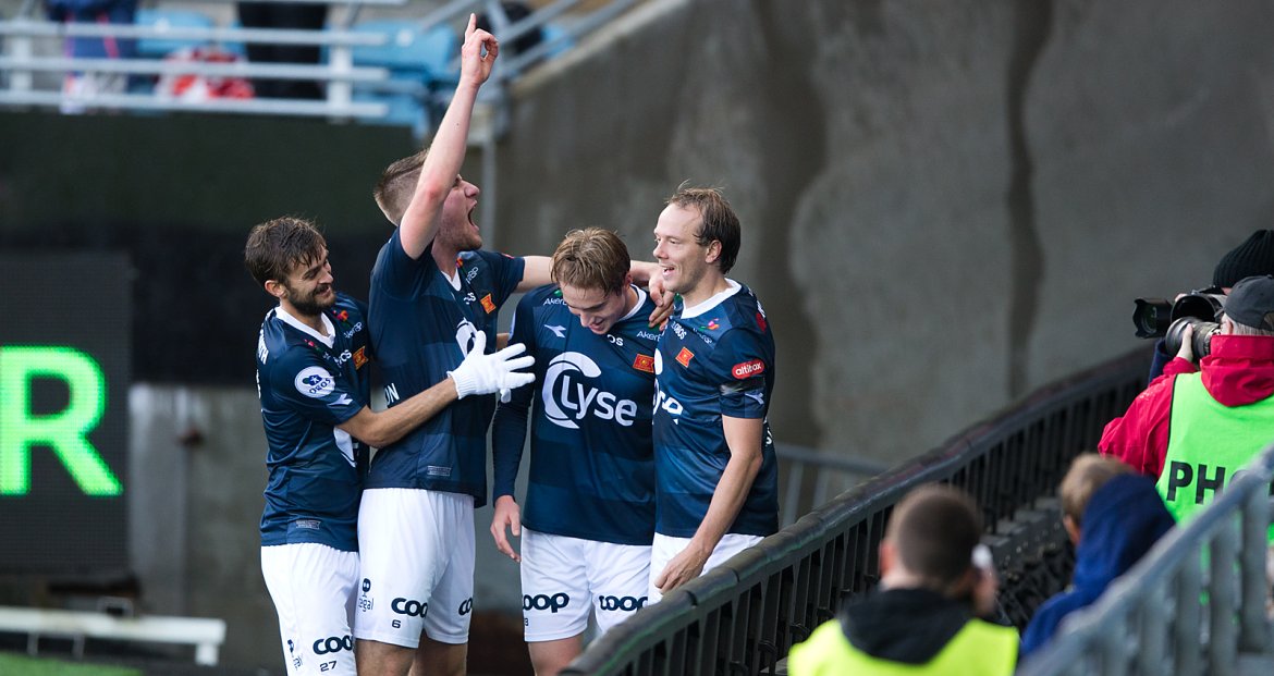 Viking - Sogndal. Kristian Thorstvedt feirer scoringen med Andrésson, Furdal og Vikstøl. Foto: Tore Fjermestad