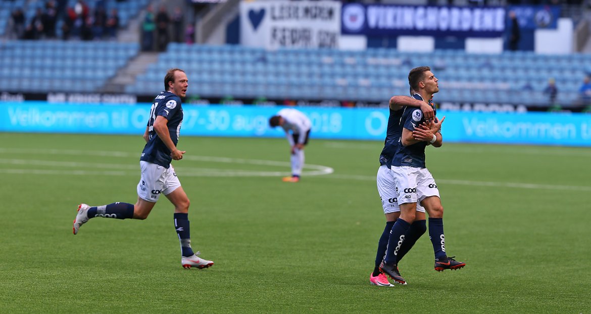 Viking - Sogndal. Ibrahimaj feirer 1-0 scoringen med Tripik, og Vikstøl kommer løpende. Foto: Tore Fjermestad