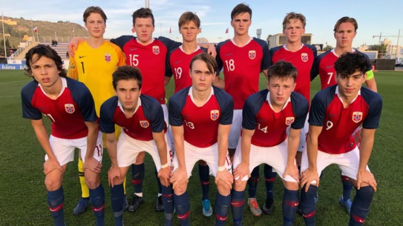 Sebastian Sørlie Henriksen (nr. 18) og resten av det norske laget fikk det tøft på La Manga. Foto: Sigbjørn Korneliussen/NFF