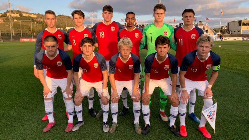 Sondre Auklend (i midten foran) viste flere fine tekniske detaljer og strødde rundt seg med gode pasninger i kampen mot Georgia. Foto: Helge Bjørke/fotball.no