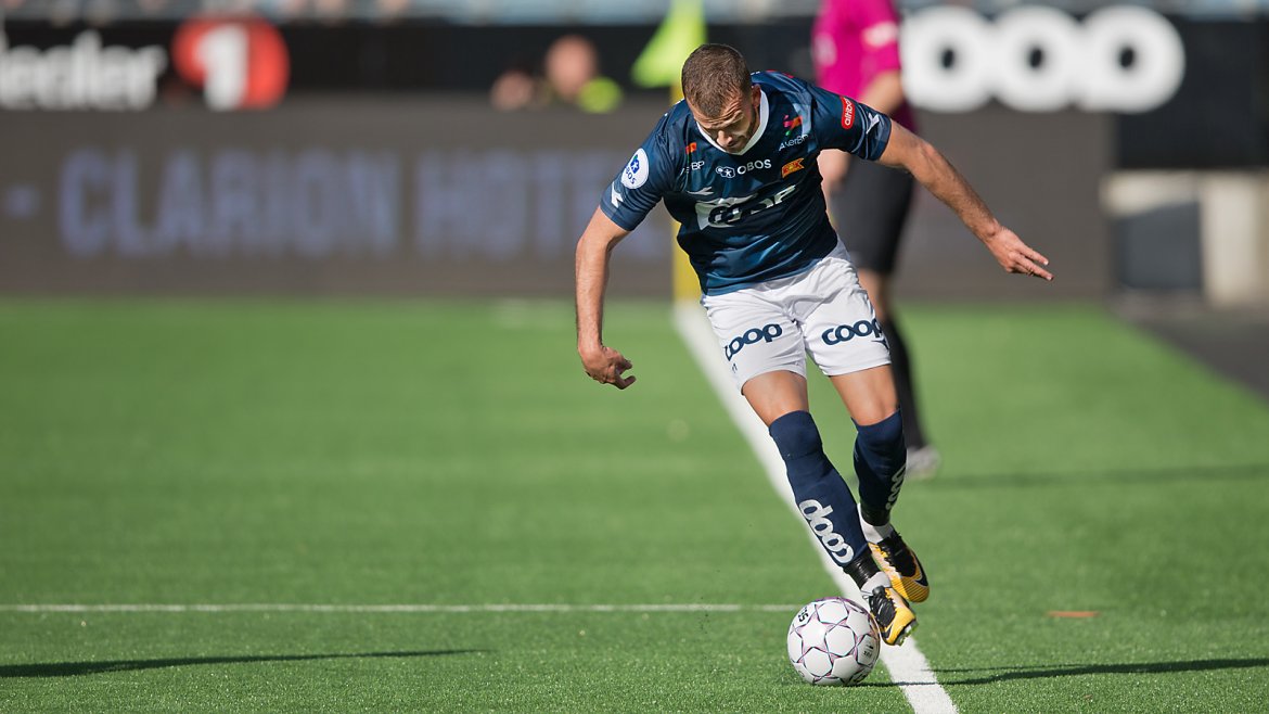 Viking - Sandnes Ulf. Zlatko Tripic balanserer med ballen langs sidelinjen.