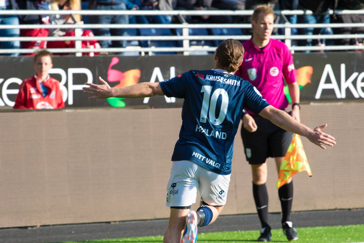 Viking - Sandnes Ulf, Tommy Høiland feirer sin tredje scoring for dagen. Foto: Sander Selsvik Jacobsen