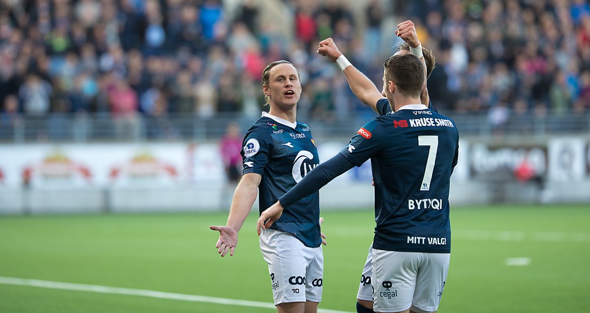 Viking - Sandnes Ulf. Tommy Høiland mottar hyllest for 4-0 scoringen.