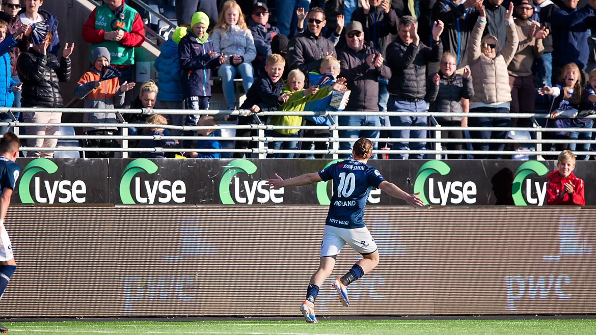Viking - Sandnes Ulf. Tommy Høiland tar en æresrunde etter sin 5-2 scoring.