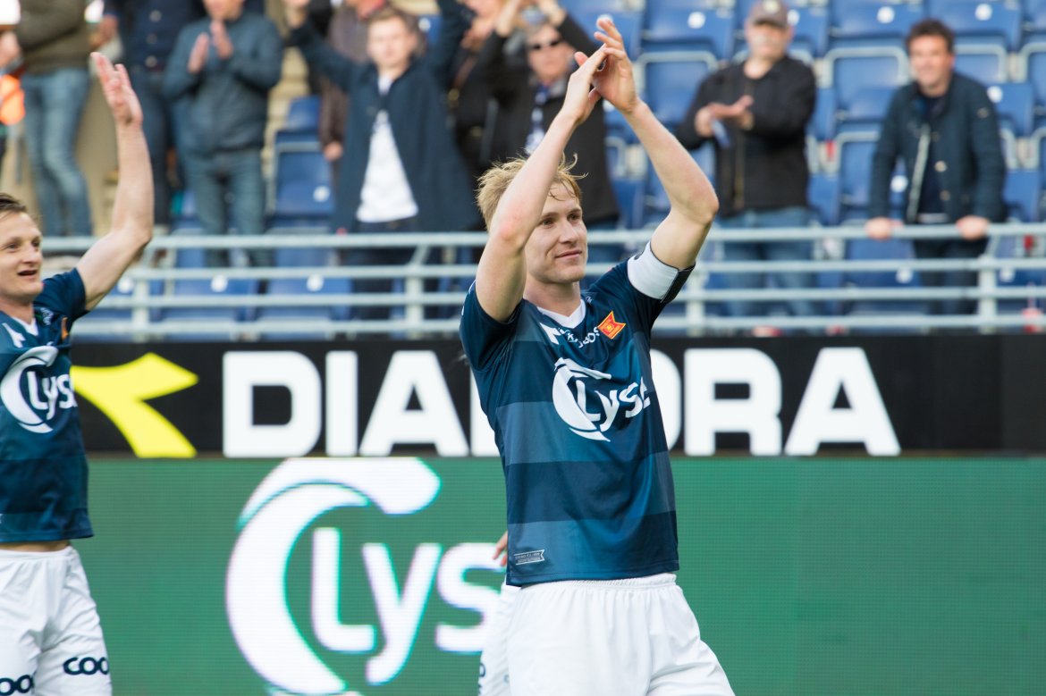 Viking - Sandnes Ulf, Viljar Vevatne takker fansen etter kampen. Foto: Sander Selsvik Jacobsen