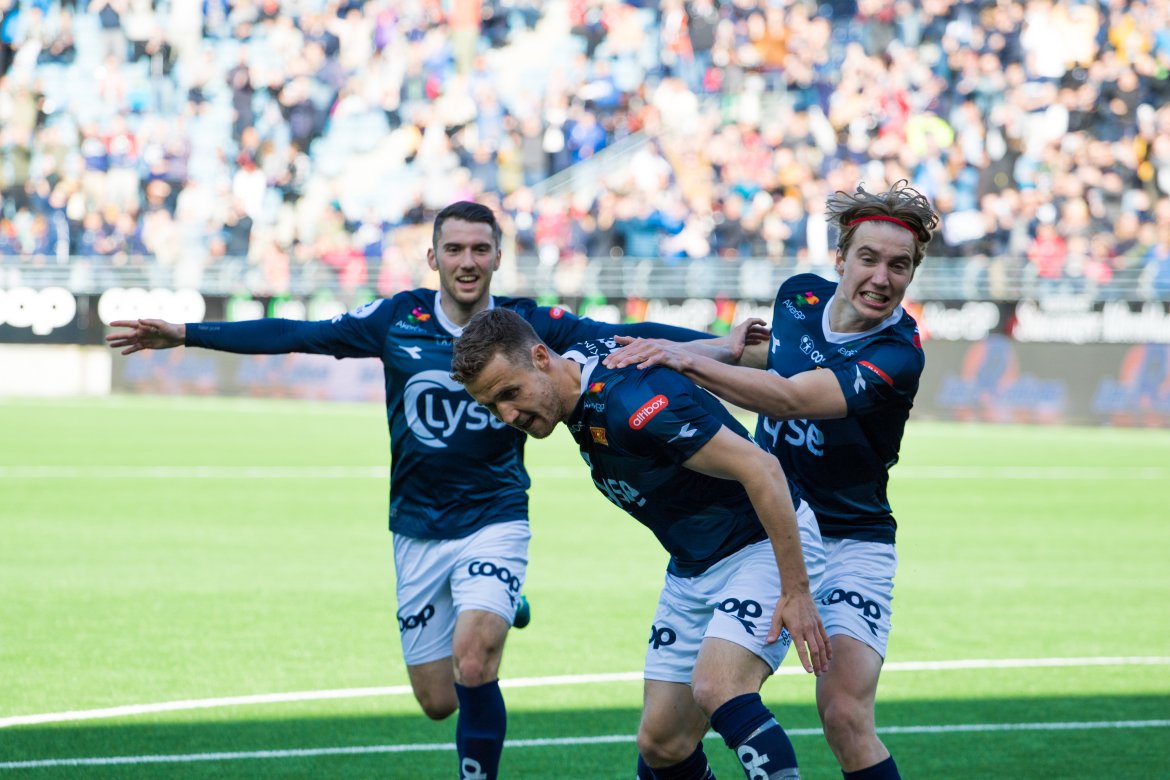 Viking - Sandnes Ulf, Zymer Bytyqi, Fredrik Torsteinbø og Kristian Thorstvedt jubler. Foto: Sander Selsvik Jacobsen