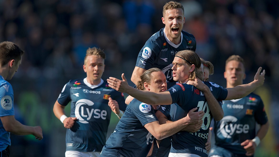 Viking - Sandnes Ulf. Julian Ryerson har økt til 2-0. 