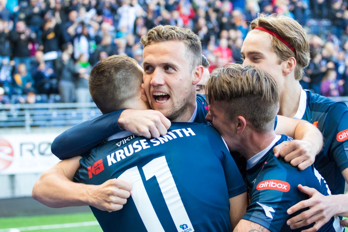 Viking - Sandnes Ulf, Fredrik Torsteinbø og resten av spillerne jubler!. Foto: Sander Selsvik Jacobsen