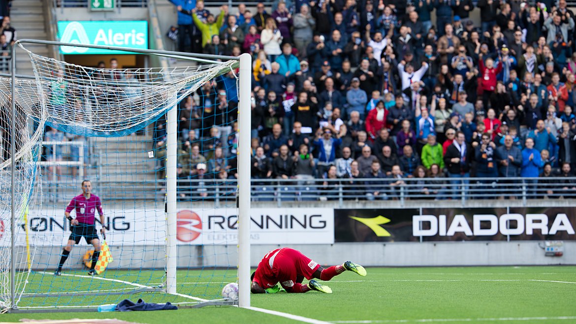 Viking - Sandnes Ulf. Ballen er gått i mål og 3-0 ved Tommy Høiland på straffe.