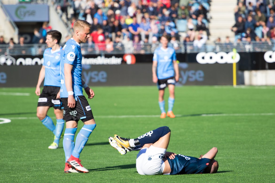 Viking - Sandnes Ulf, Zlatko Tripic ligger nede etter en smell. Foto: Sander Selsvik Jacobsen
