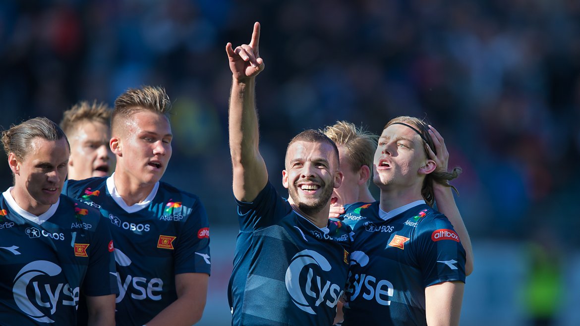 Viking - Sandnes Ulf. Feiring av Ryersons 2-0 scoring.