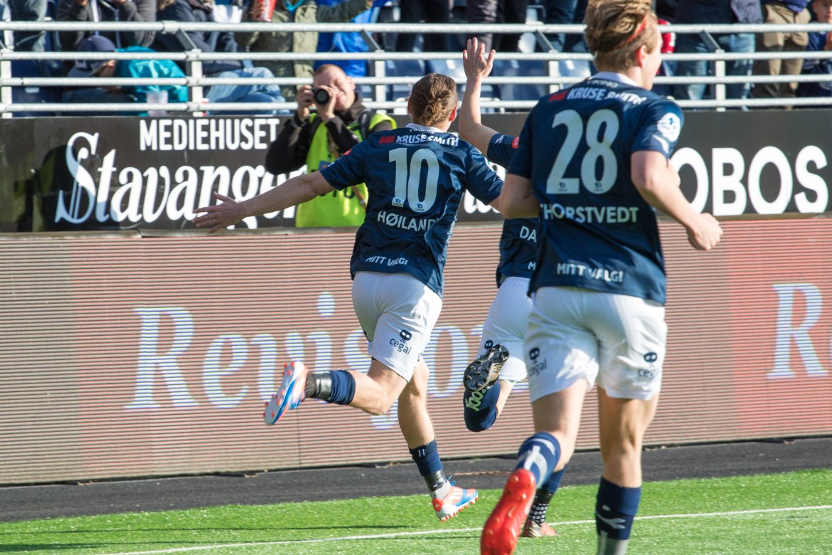 Viking - Sandnes Ulf, Tommy Høiland løper til hordene for å feire hat-tricket sitt. Foto: Sander Selsvik Jacobsen