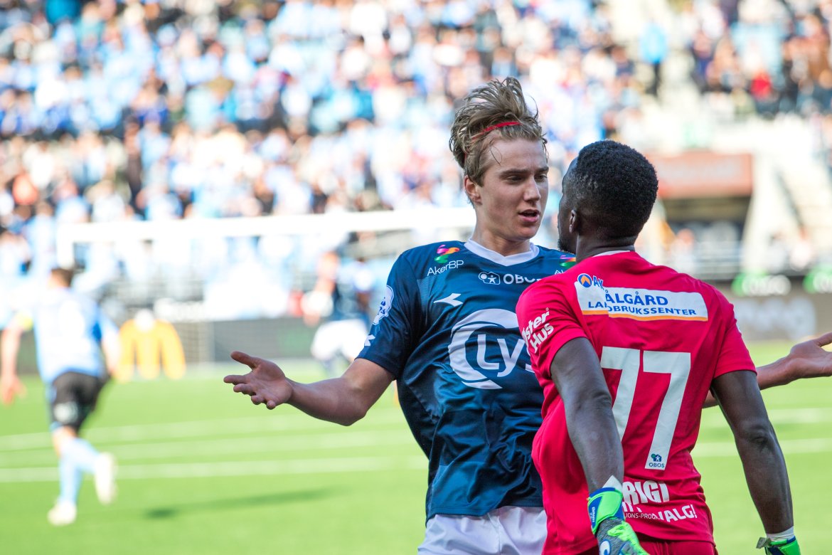 Viking - Sandnes Ulf, Kristian Thorstvedt i krangel med Arnold Origi. Foto: Sander Selsvik Jacobsen
