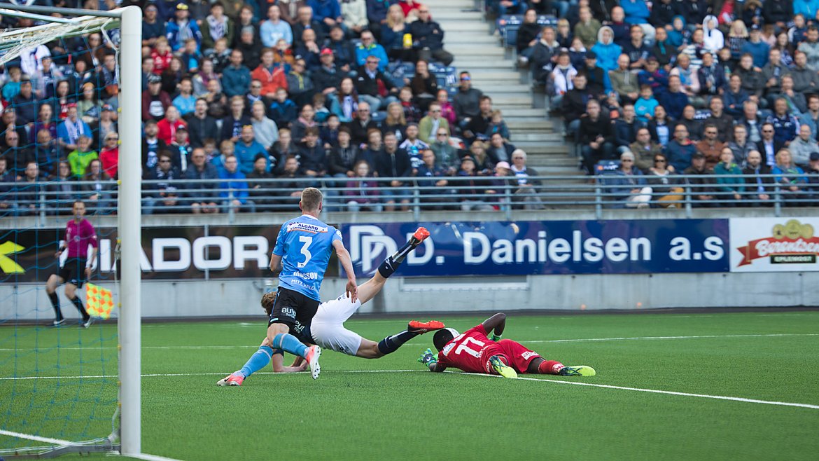 Viking - Sandnes Ulf. Kristian Thorstvedt på luftetur i straffefeltet, men dommeren lar det passere.
