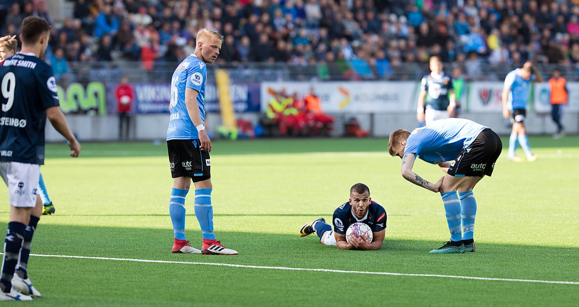 Viking - Sandnes Ulf. Zlatko Tripic er blitt felt og forlanger frispark.