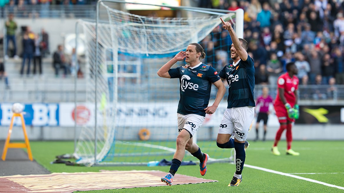 Viking - Sandnes Ulf. Viking oppe i 3-0 ved Tommy Høiland på straffe.
