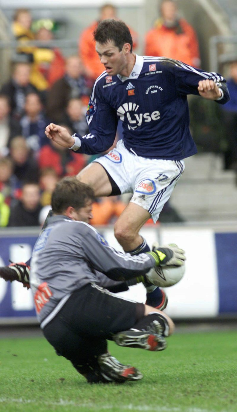 Rikhardur Dadason i duell med Erik Holtan. Her fra cupfinalen i 2000. Foto: Morten Holm / SCANPIX