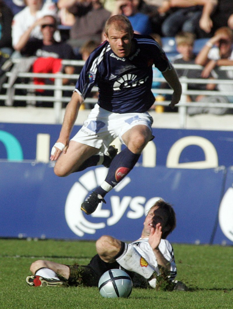Sist Viking vant på Lerkendal sørget Egil Østenstad for ett av målene. Her hopper han bukk over RBKs Bjørn Tore Kvarme. Foto Alf Ove Hansen / SCANPIX