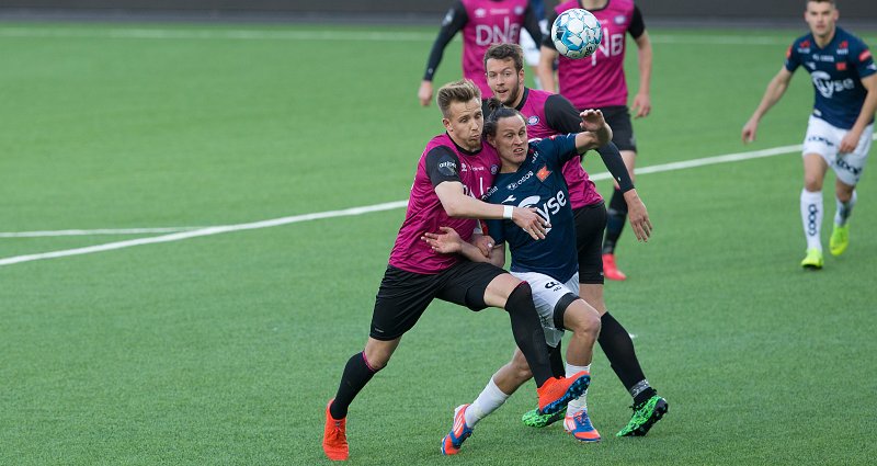 Spillerne kriger i hver eneste duell. Her er det Tommy Høiland som gir alt i oppgjøret mot Vålerenga. Foto: Tore Fjermestad