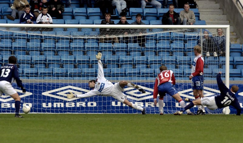 Her setter Erik Nevland inn vinnermålet forrige gang Viking slo Lyn, i 2002. Foto: Arash A. Nejad / SCANPIX
