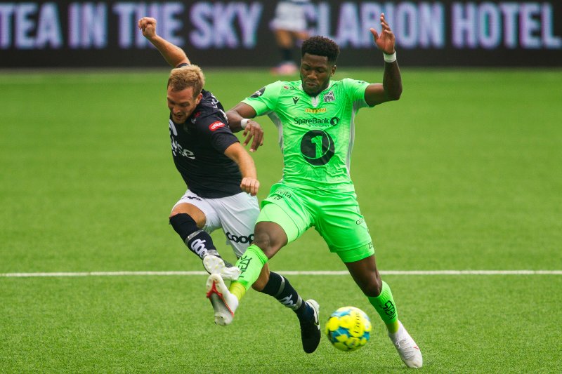 Kristoffer Lie Løkberg ble lagt i bakken på både den ene og den andre måten, og etter en halvtime måtte han gi seg med skade. Foto: Carina Johansen / NTB scanpix