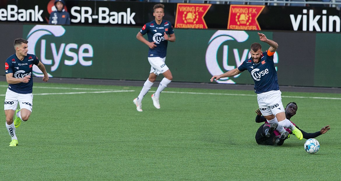 Viking - Vålerenga. Zlatko Tripic blir felt og fører til rødt kort. Foto: Tore Fjermestad