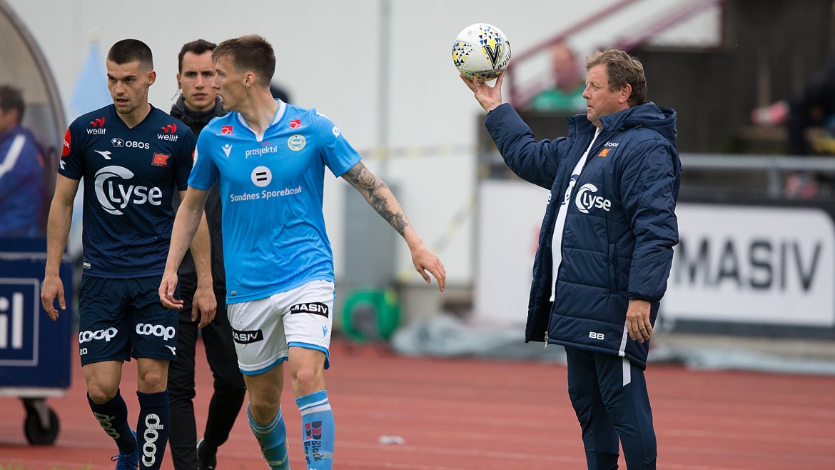 Sandnes Ulf - Viking. Bjarne Berntesen har en ball til overs. Foto: Tore Fjermestad