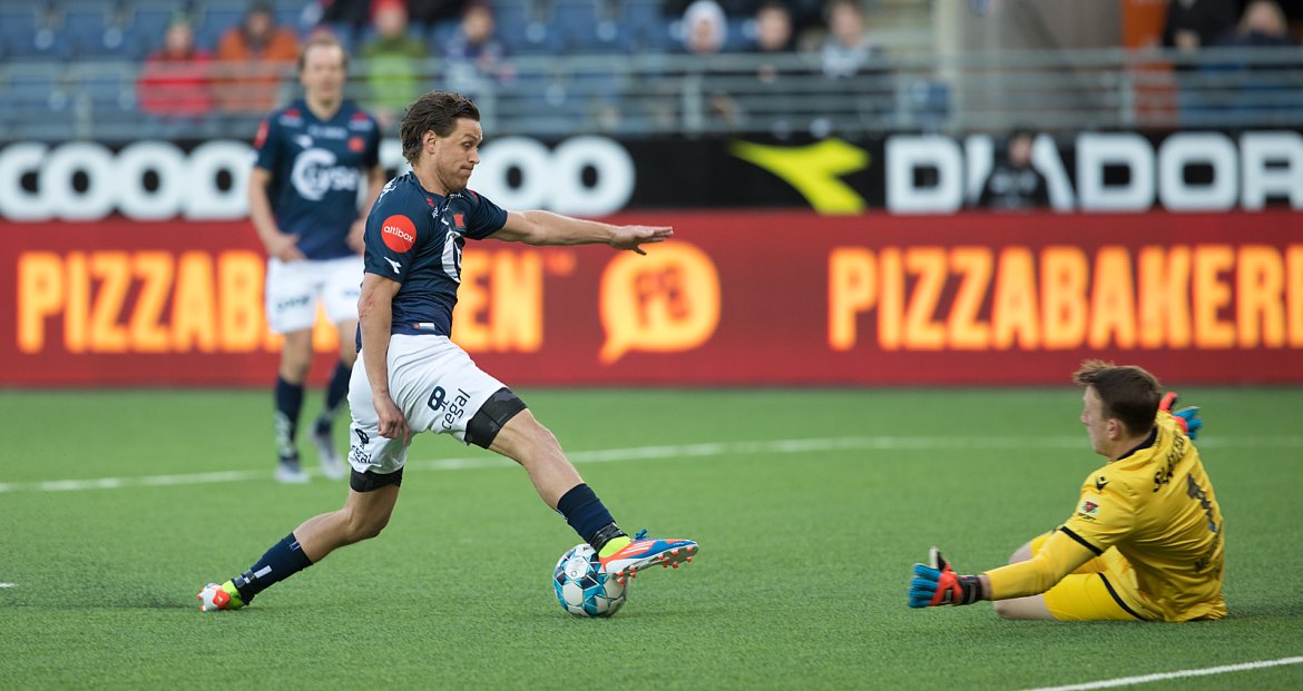 Viking - Kristiansund. Tommy Høiland prøver å få kontoll på ball.  Foto: Tore Fjermestad