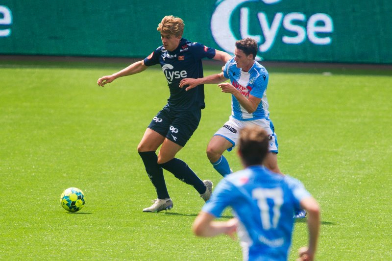 Siste års junioren Henrik Heggheim var god i midtforsvaret. Her i duell med tidligere Viking-spiller Jostein Ekeland. Foto: Carina Johansen / NTB scanpix