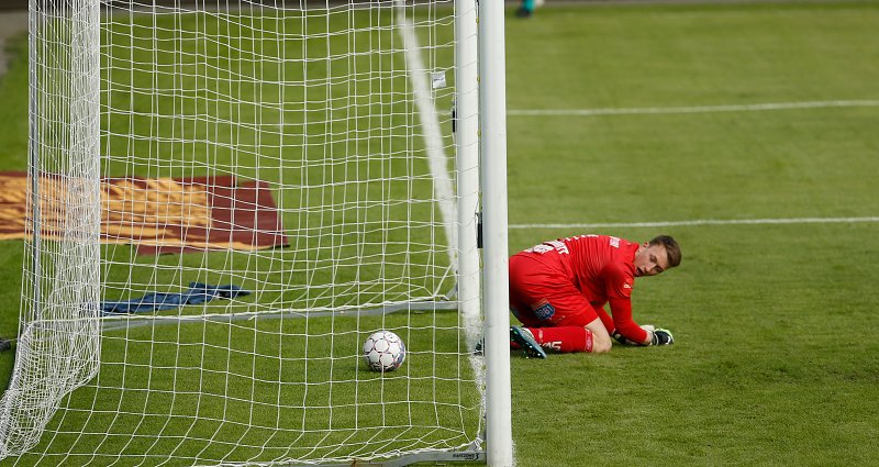 Ballen smyger seg i mål og til 2-1 seier. Foto: Tore Fjermestad