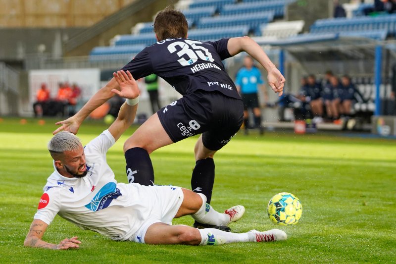 Mange tøffe dueller i kampen. Her har Henrik Heggheim snappet ballen fra Kristoffer Velde. Foto: Jan Kåre Ness / NTB scanpix