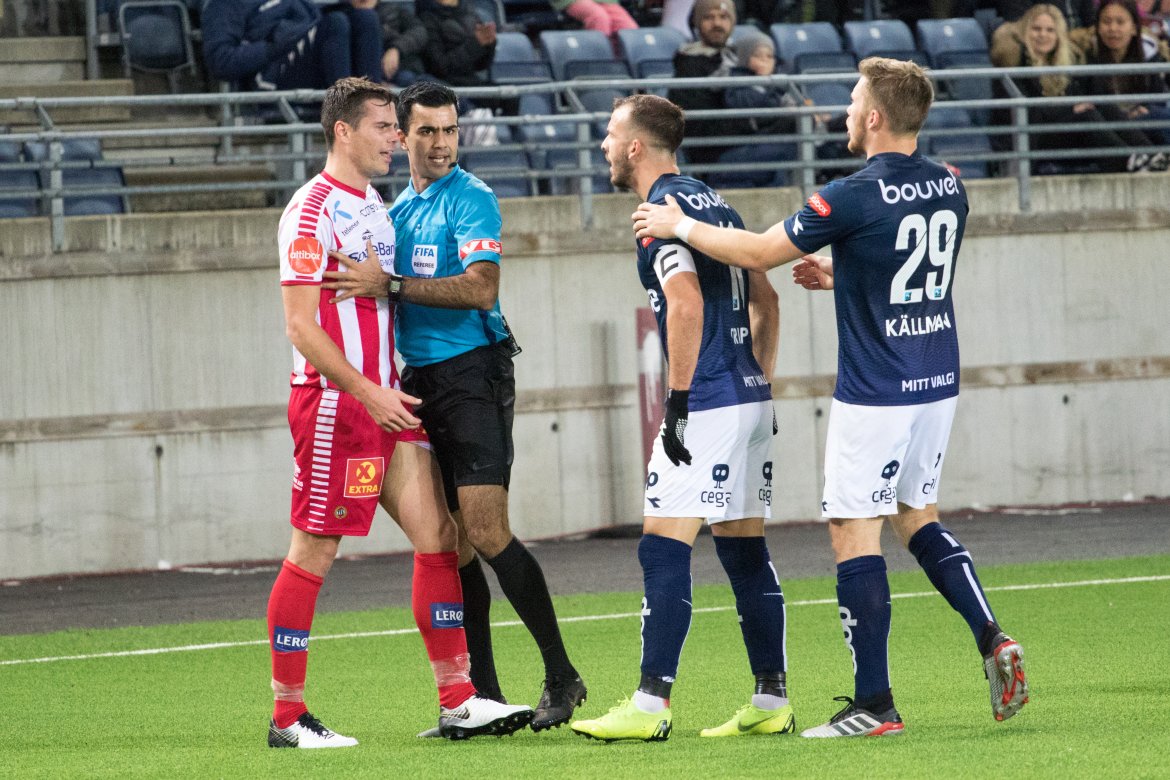 Viking - Tromsø, Zlatko Tripic er ikke imponert over taklingen til Tromsøs Simen Wangberg. Foto: Sander Selsvik Jacobsen
