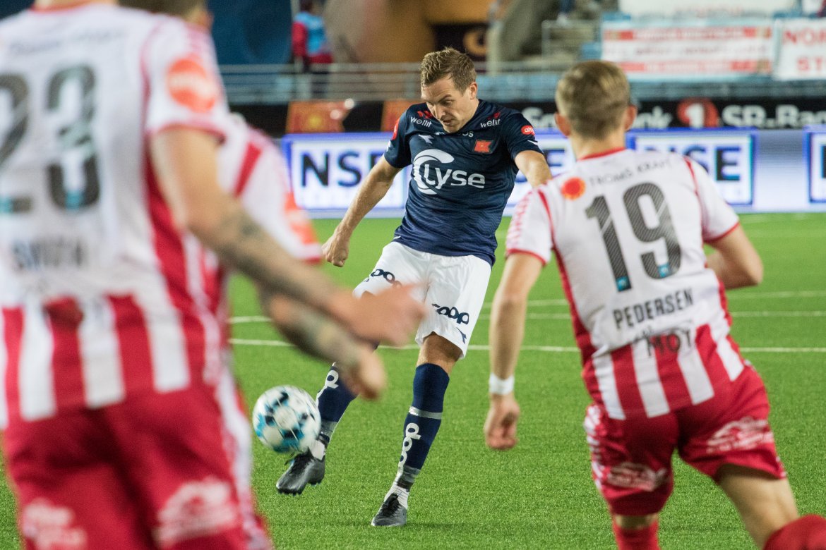 Viking - Tromsø, Kristoffer Løkberg prøver seg på en volley. Foto: Sander Selsvik Jacobsen