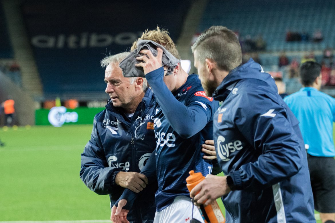 Viking - Tromsø, Kristian Thorstvedt må forlate banen etter en smell i hodet. Foto: Sander Selsvik Jacobsen