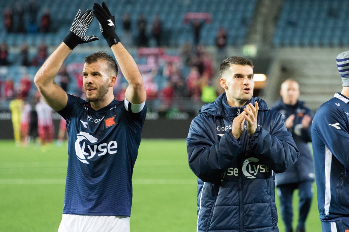 Viking - Tromsø, Zlatko Tripic og Ylldren Ibrahimaj takker fansen. Foto: Sander Selsvik Jacobsen