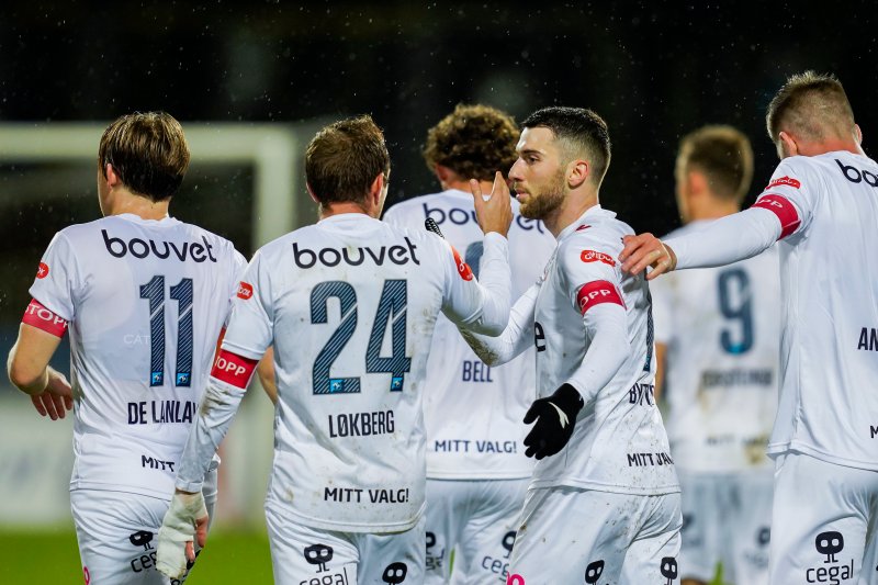 Zymer Bytyqi gratuleres etter nok en fantastisk scoring. Foto: Heiko Junge / NTB