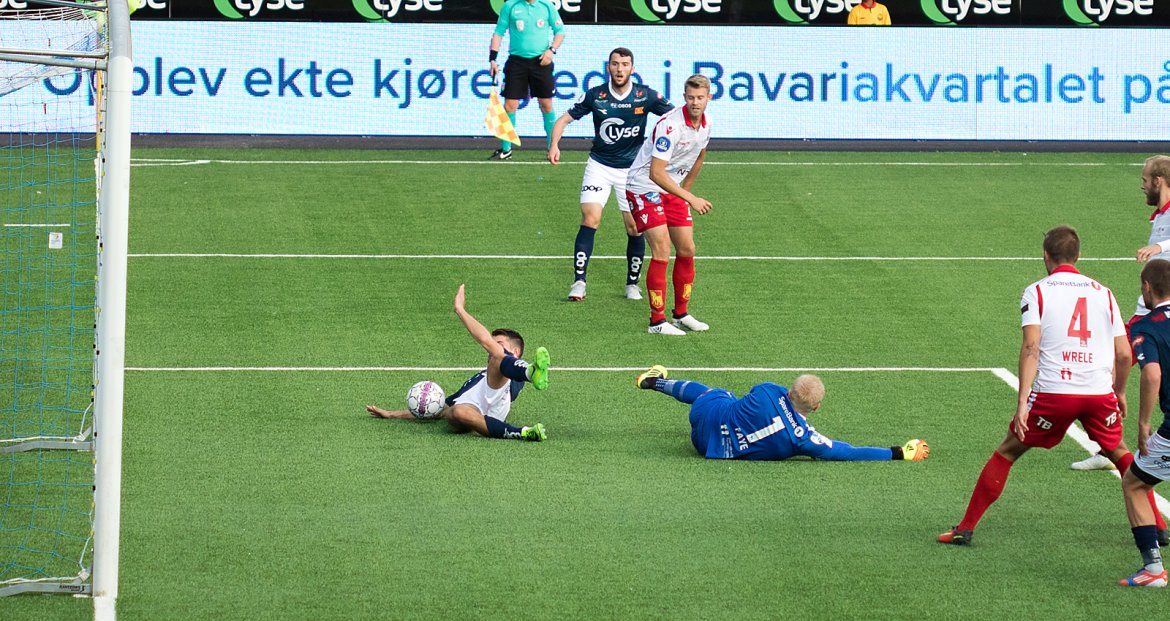 Viking - Levanger. Ylldren Ibrahimaj sklir nesten ballen i mål. Foto: Tore Fjermestad