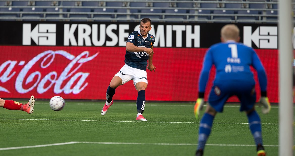 Viking - Levanger. Zlatko Tripic med innlegg. Foto: Tore Fjermestad