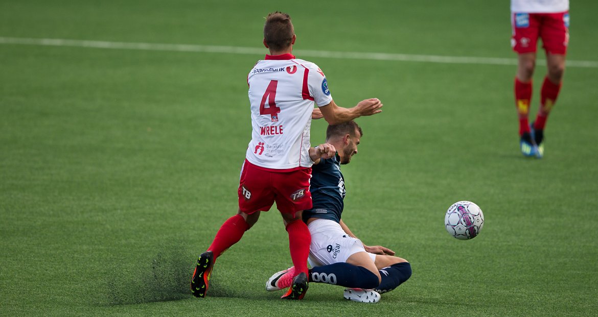 Viking - Levanger. Zlatko Tripic i tackling. Foto: Tore Fjermestad