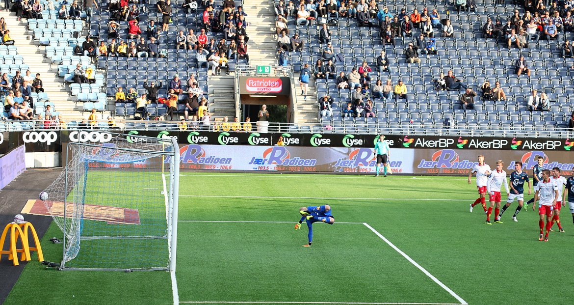 Viking - Levanger. Levanger-keeper sjanseløs på Furdals skudd. Foto: Tore Fjermestad
