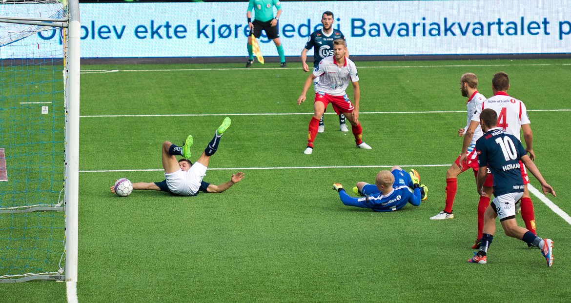 Viking - Levanger. Ylldren Ibrahimaj sklir nesten ballen i mål. Foto: Tore Fjermestad