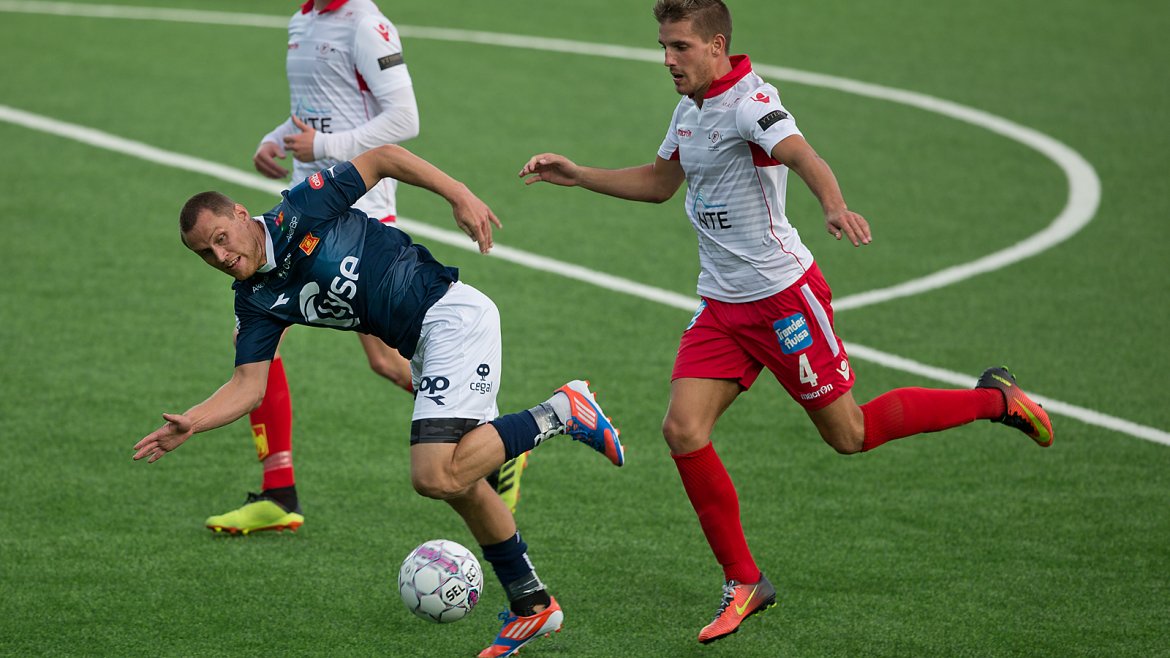 Viking - Levanger. Tommy Høiland mister balansen etter en kick på hælen. Foto: Tore Fjermestad