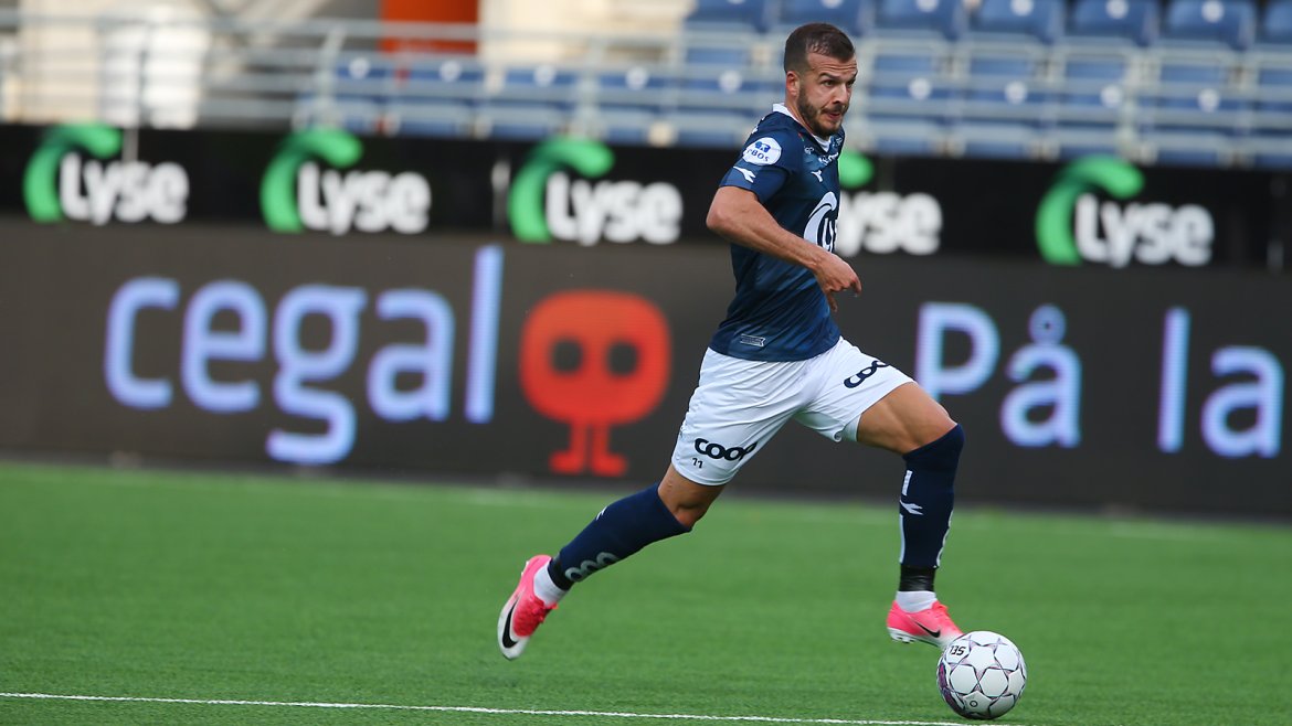 Viking - Levanger. Zlatko Tripic på vei mot mål før han setter inn 1-0. Foto: Tore Fjermestad