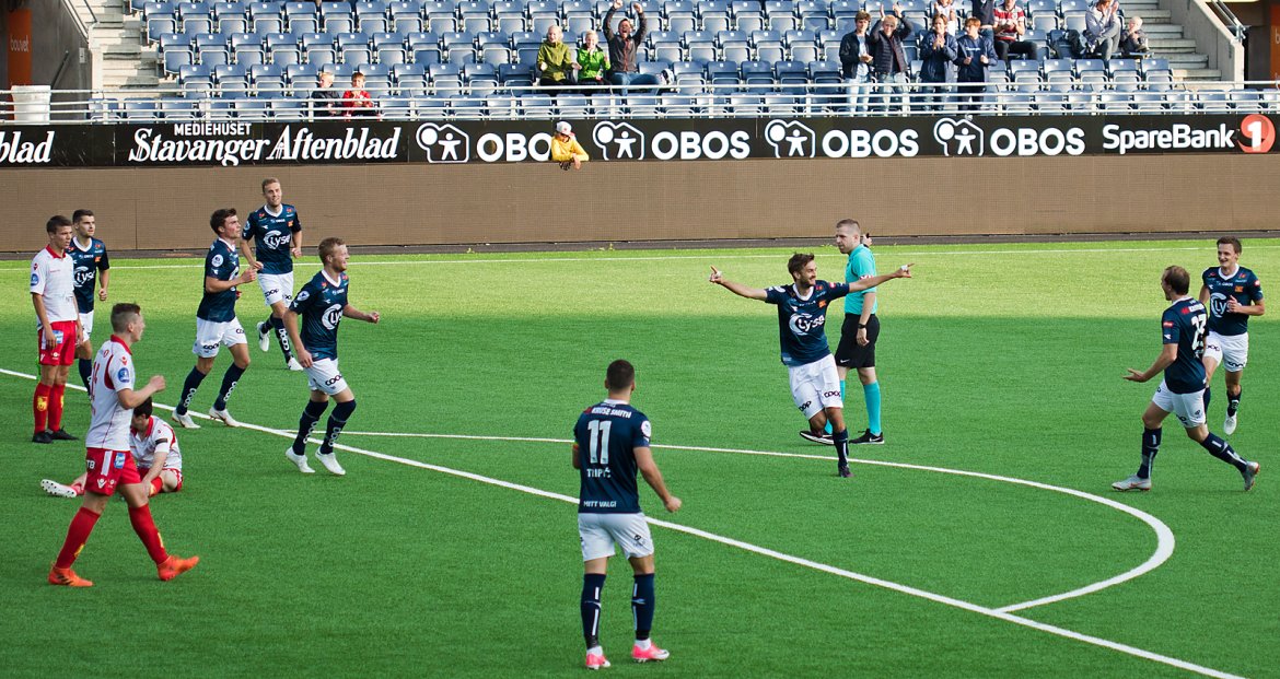 Viking - Levanger. Johnny Furdal har scoret og begynner feiringen. Foto: Tore Fjermestad