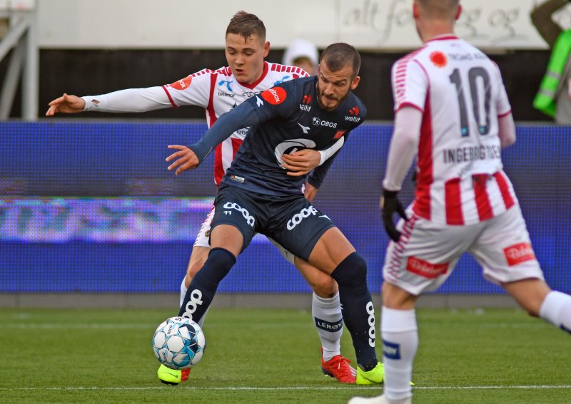 Zlatko Tripic fikk seg et par smeller i løpet av kampen. Her i duell med Tromsøs Artem Sokol. Foto: Rune Stoltz Bertinussen / NTB scanpix