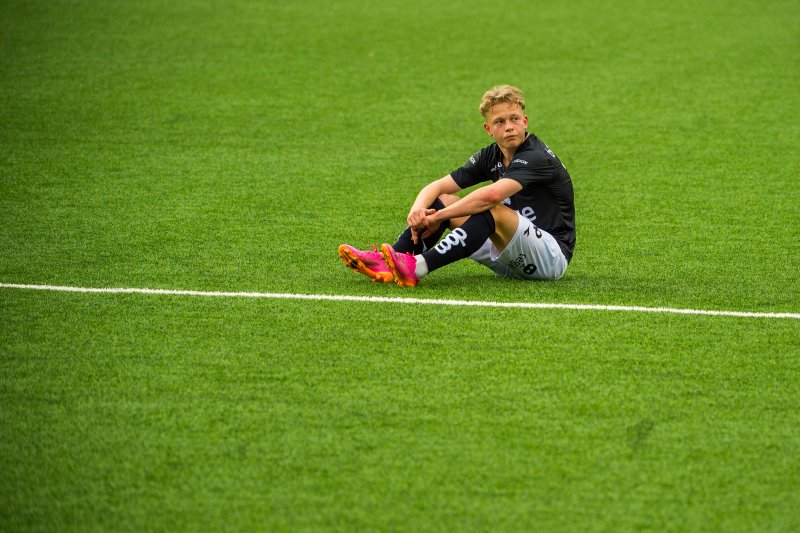 En skuffet Sondre Auklend ble sittende igjen etter at dommer hadde blåst av. Foto: Carina Johansen / NTB